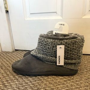 Woman’s knit boot slippers